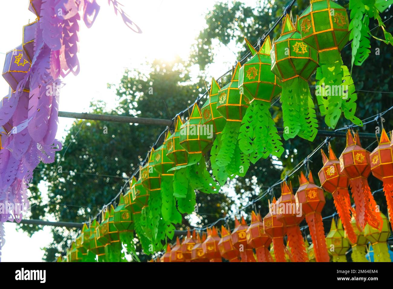 Lo stile delle lanterne di carta della Thailandia del Nord. Le lanterne colorate di carta Lanna sono usate per decorare i festival di Loi Krathong e di Capodanno nel nord della Thailandia. Foto Stock
