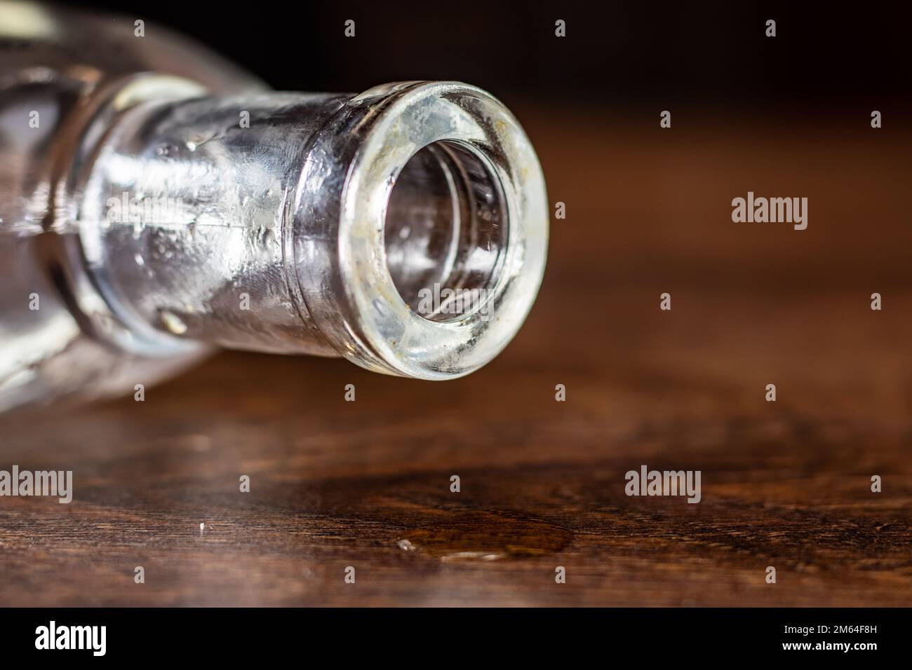 Bottiglia di alcool vuota su tavolo di legno. Foto Stock