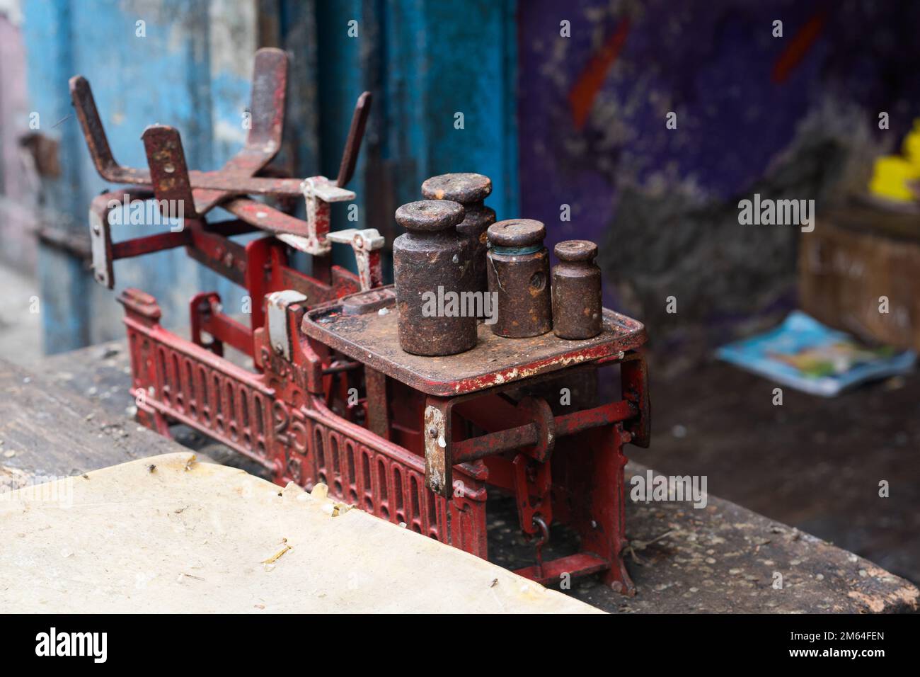 Vecchi pesi di ferro arrugginiti Foto Stock