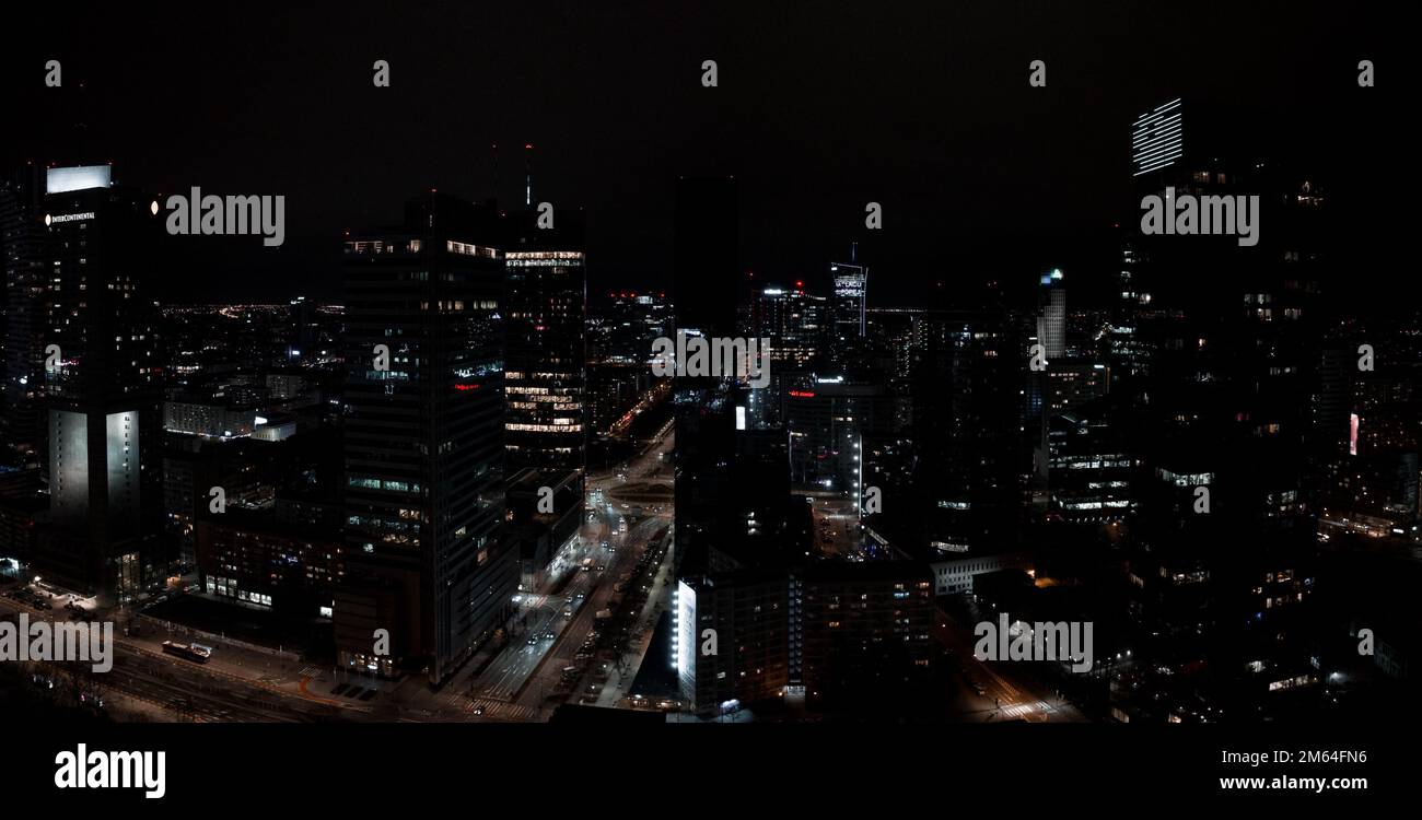 Veduta aerea notturna del centro di Varsavia, Polonia. Foto Stock