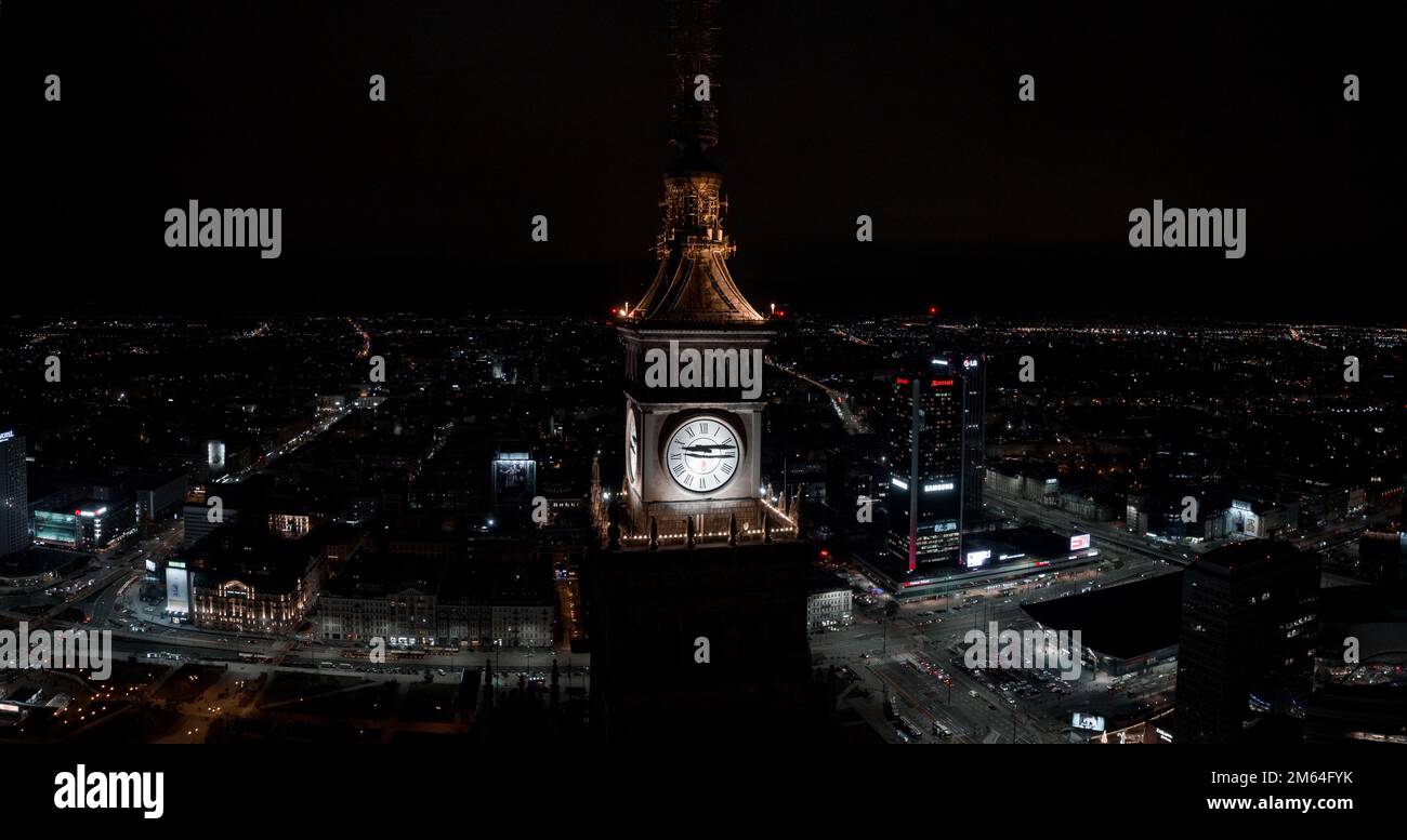 Veduta aerea notturna del Palazzo della Cultura e della Scienza Foto Stock