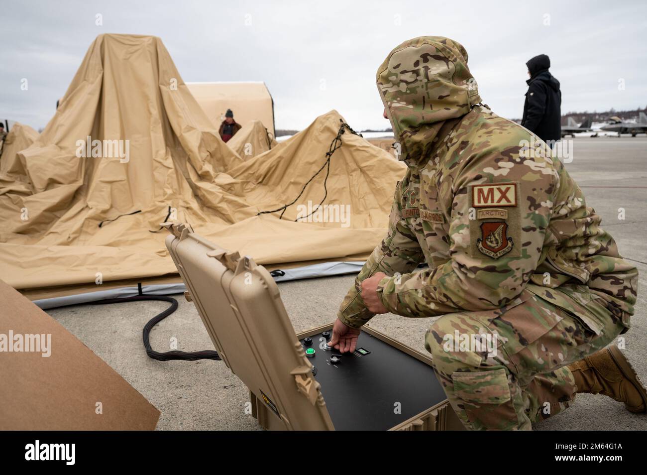 STATI UNITI Richard Pantoja, un 3rd manutenzione Squadron accessori e di propulsione capo volo, espande una tenda come parte di una struttura integrata a energia solare durante la Polar Force 22-4 presso la Joint base Elmendorf-Richardson, Alaska, 31 marzo 2022. Polar Force 22-4 è un esercizio di addestramento locale incentrato principalmente su Agile Combat Employment e si basa su altri esercizi regolarmente programmati come Northern Edge, Pacific Iron e Red Flag per supportare la missione degli Stati Uniti Pacific Air Forces. Foto Stock