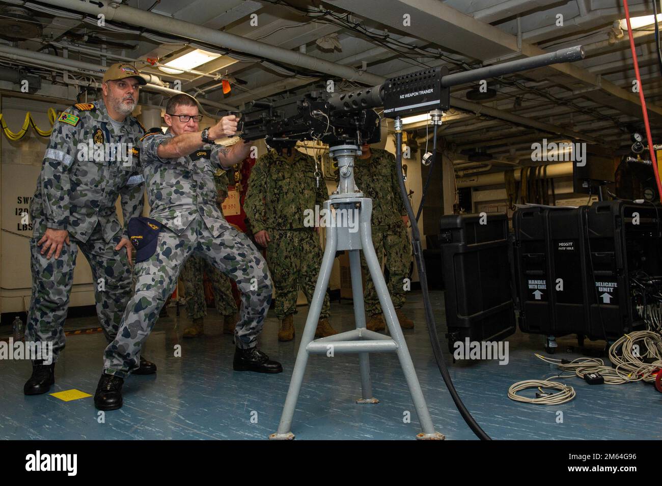 SYDNEY (31 marzo 2022) il Royal Australian Navy Warrant Officer Mark Cooper, comandante ufficiale di HMAS Kuttabul, utilizza il simulatore di addestramento delle armi da fuoco a bordo del sottomarino di classe terrestre USS Frank Cable (COME 40) durante un tour della nave a Sydney, marzo 31. Frank Cable è in pattuglia che conduce la manutenzione e la logistica di spedizione a sostegno della sicurezza nazionale nella zona di funzionamento della flotta degli Stati Uniti 7th. Foto Stock