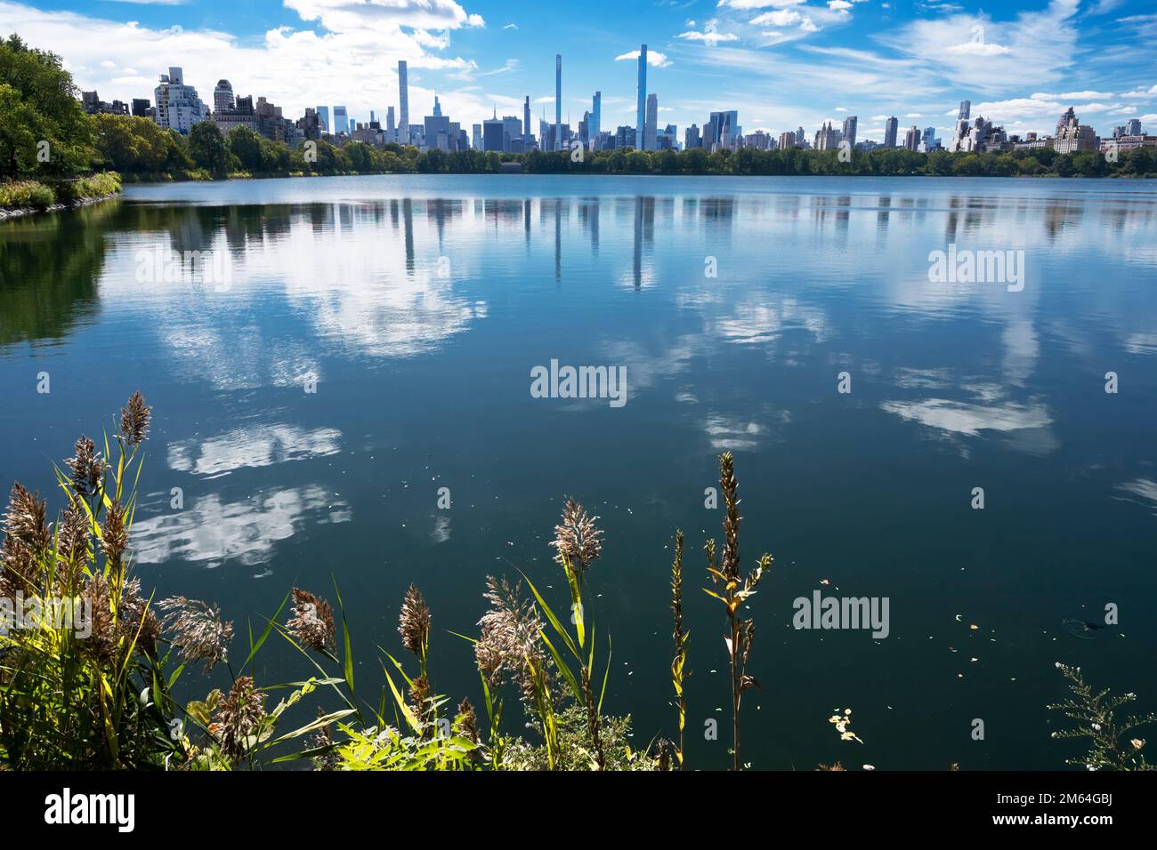 Lo skyline di Midtown Manhattan e il bacino idrico Jacqueline Kennedy Onassis, Central Park NYC Foto Stock