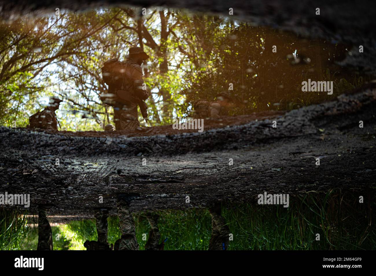 STATI UNITI Gli operatori di guerra speciali dell'aeronautica conducono l'addestramento d'inseguimento nella giungla di Wahiawa, Hawaii, 31 marzo 2022. Gli Airmen hanno imparato a vivere nella giungla abbastanza a lungo da completare gli obiettivi di salvataggio. Il 38th Rescue Squadron si è allenato nella guerra nella giungla per adattare le tattiche, le tecniche e le procedure di salvataggio del personale per la regione Indo-Pacifico. Foto Stock
