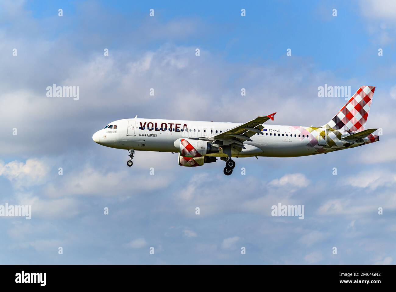 Barcellona, Spagna, 09 ottobre 2022, Airbus A320 della compagnia Volotea, atterrando all'aeroporto Josep Tarradellas di Barcellona-El Prat Foto Stock