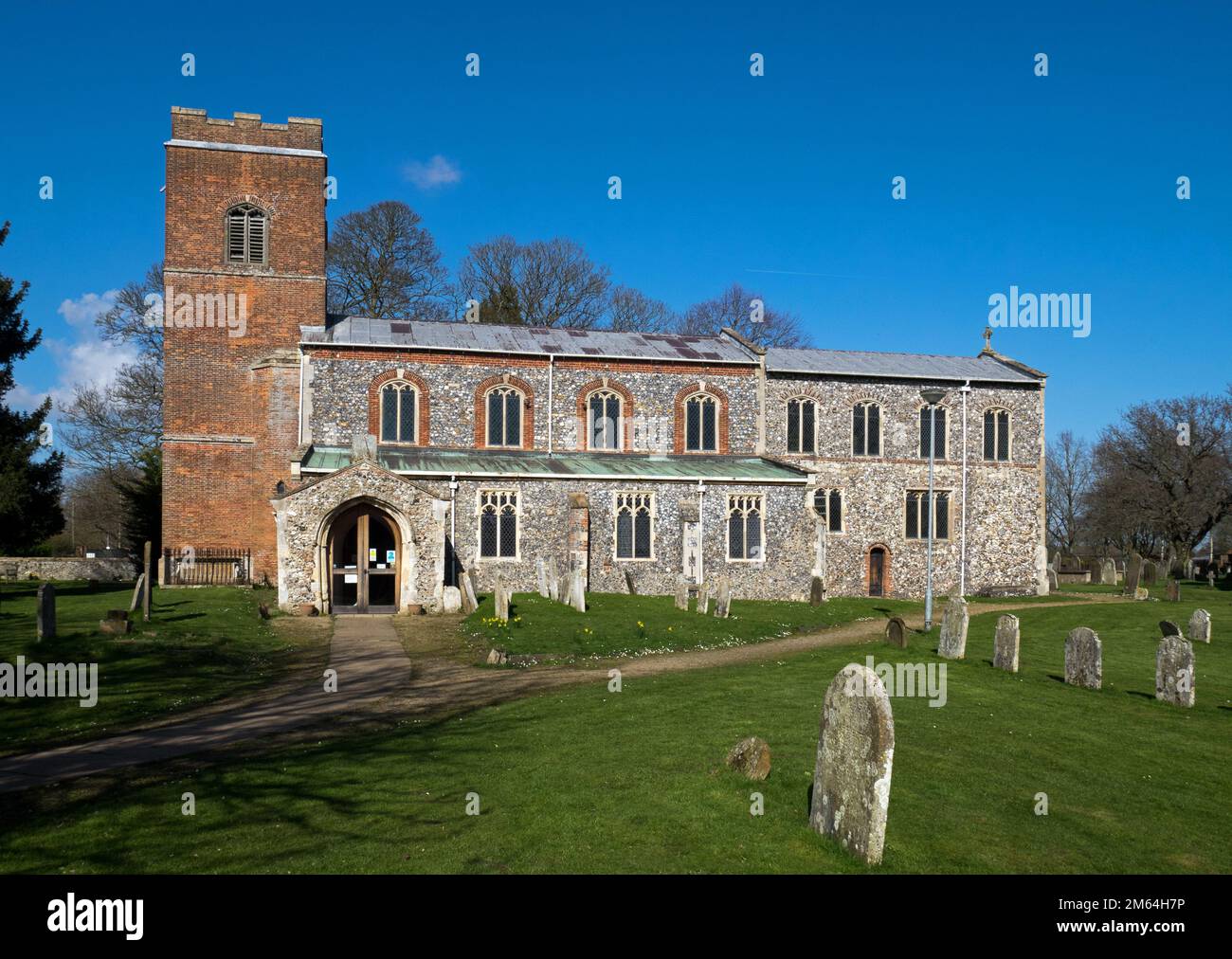 La parte antica selce con torre di mattoni Chiesa Parrocchiale di Santa Maria e Santa Margherita a Sprowston, Norwich, Norfolk, Inghilterra, Regno Unito Foto Stock