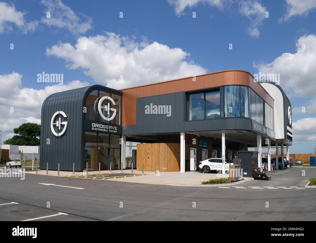 Gridserve Electric Forecourt per la ricarica di veicoli elettrici con punti vendita al dettaglio, di riposo e di ristoro, Broadland Gate, Norwich, Norfolk, Inghilterra, REGNO UNITO Foto Stock