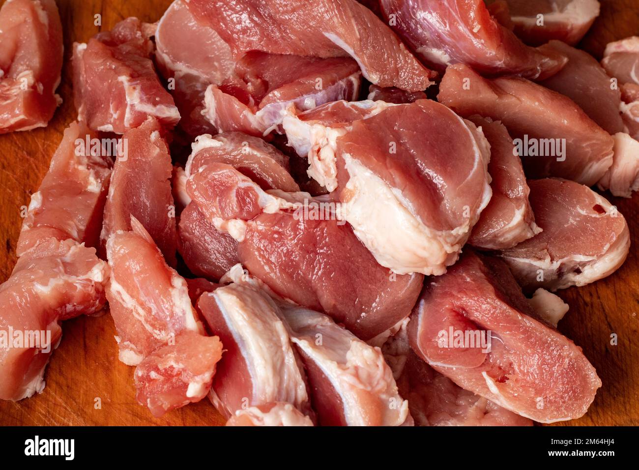 Carne cruda fresca su vecchio tavolo di legno. Foto Stock