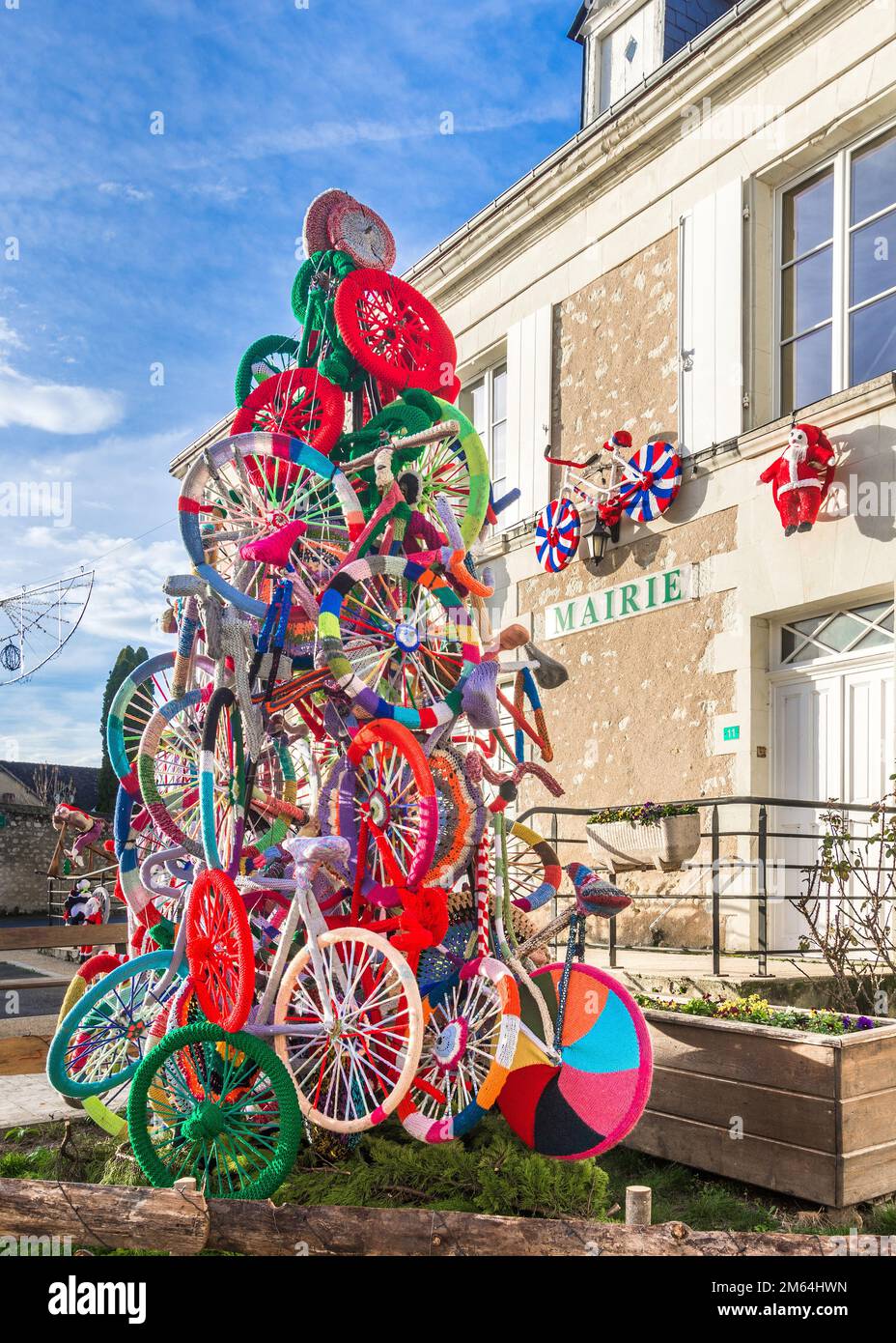 Decorazioni natalizie alternative - biciclette coperte di lana a maglia - presso la Mairie / Municipio di Bossay-sur-Claise, Indre-et-Loire (37), Francia. Foto Stock