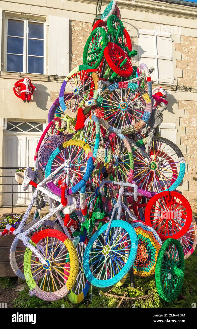 Decorazioni natalizie alternative - biciclette coperte di lana a maglia - presso la Mairie / Municipio di Bossay-sur-Claise, Indre-et-Loire (37), Francia. Foto Stock