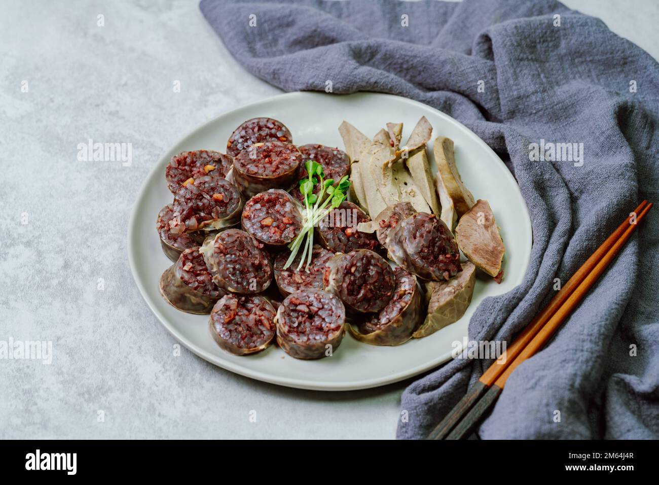 Sundae, salsiccia di sangue coreano : intestini di maiale farciti con spaghetti di vetro, verdure, riso dolce, sangue di maiale coagulato (seonji) e al vapore. Variat Foto Stock