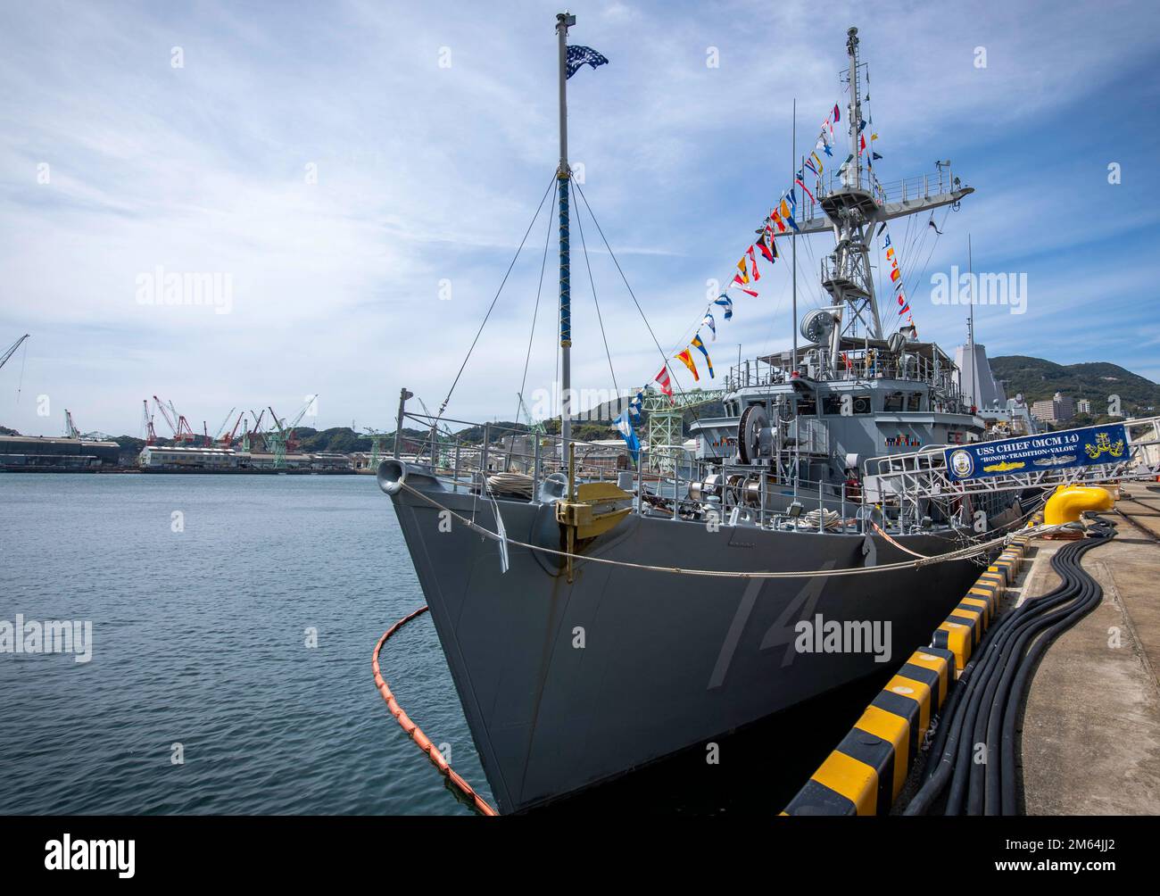 La nave USS Chief (MCM 14) della miniera di classe Avenger mostra una nave vestita in onore del compleanno del Capo della Marina Petty Officer. La posizione di capo ufficiale piccolo è stato stabilito ufficialmente negli Stati Uniti Navy 1 aprile 1893. Foto Stock