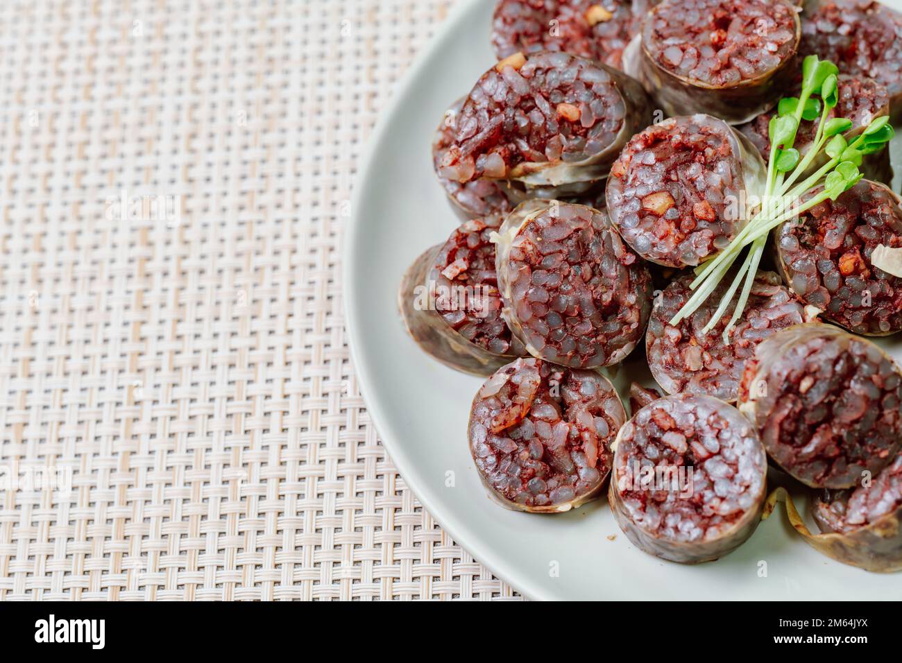 Sundae, salsiccia di sangue coreano : intestini di maiale farciti con spaghetti di vetro, verdure, riso dolce, sangue di maiale coagulato (seonji) e al vapore. Variat Foto Stock