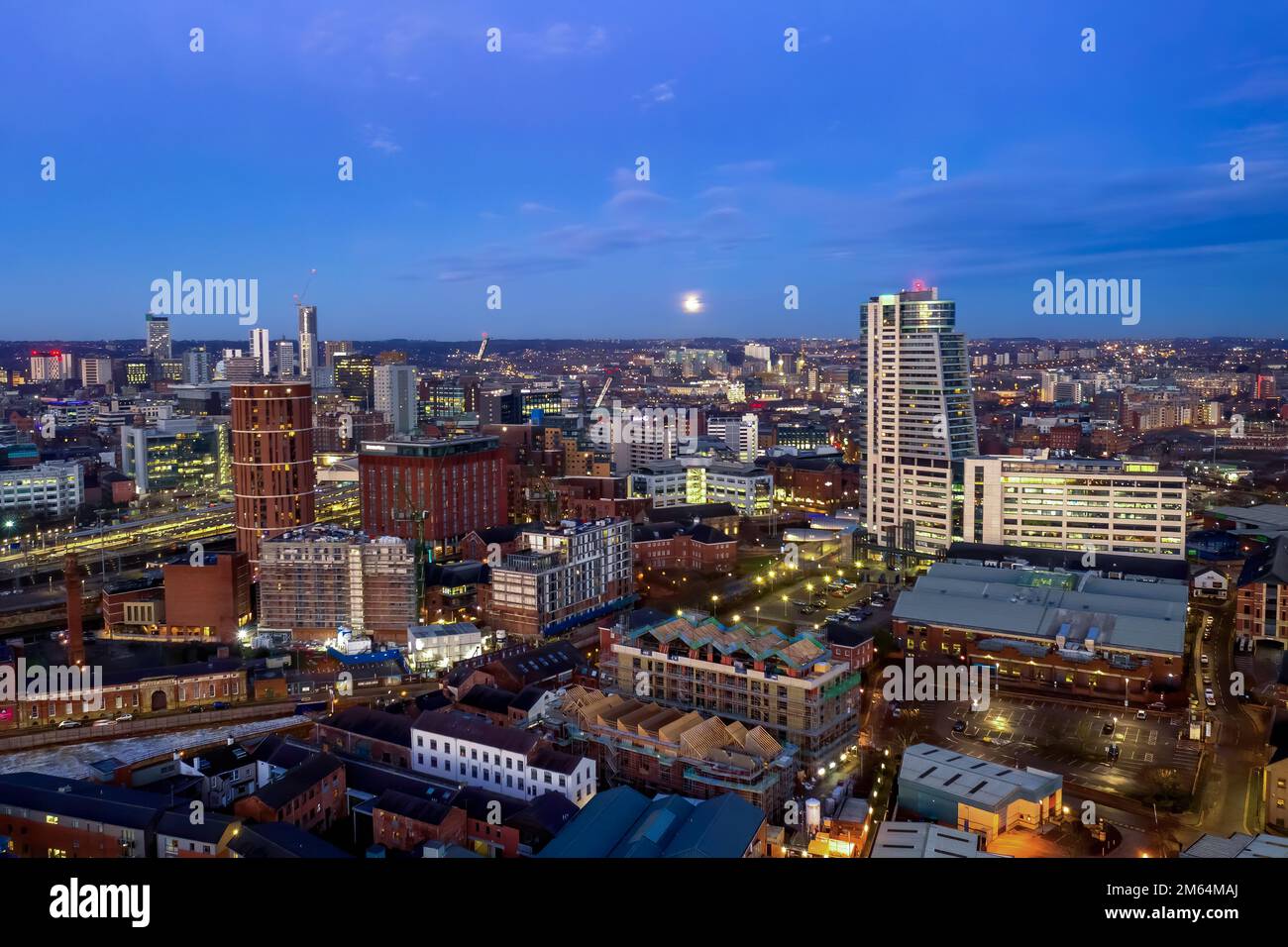 Vista aerea del centro di Leeds. Yorkshire Inghilterra settentrionale Regno Unito. Stazione ferroviaria del centro città, negozi, uffici, appartamenti Foto Stock