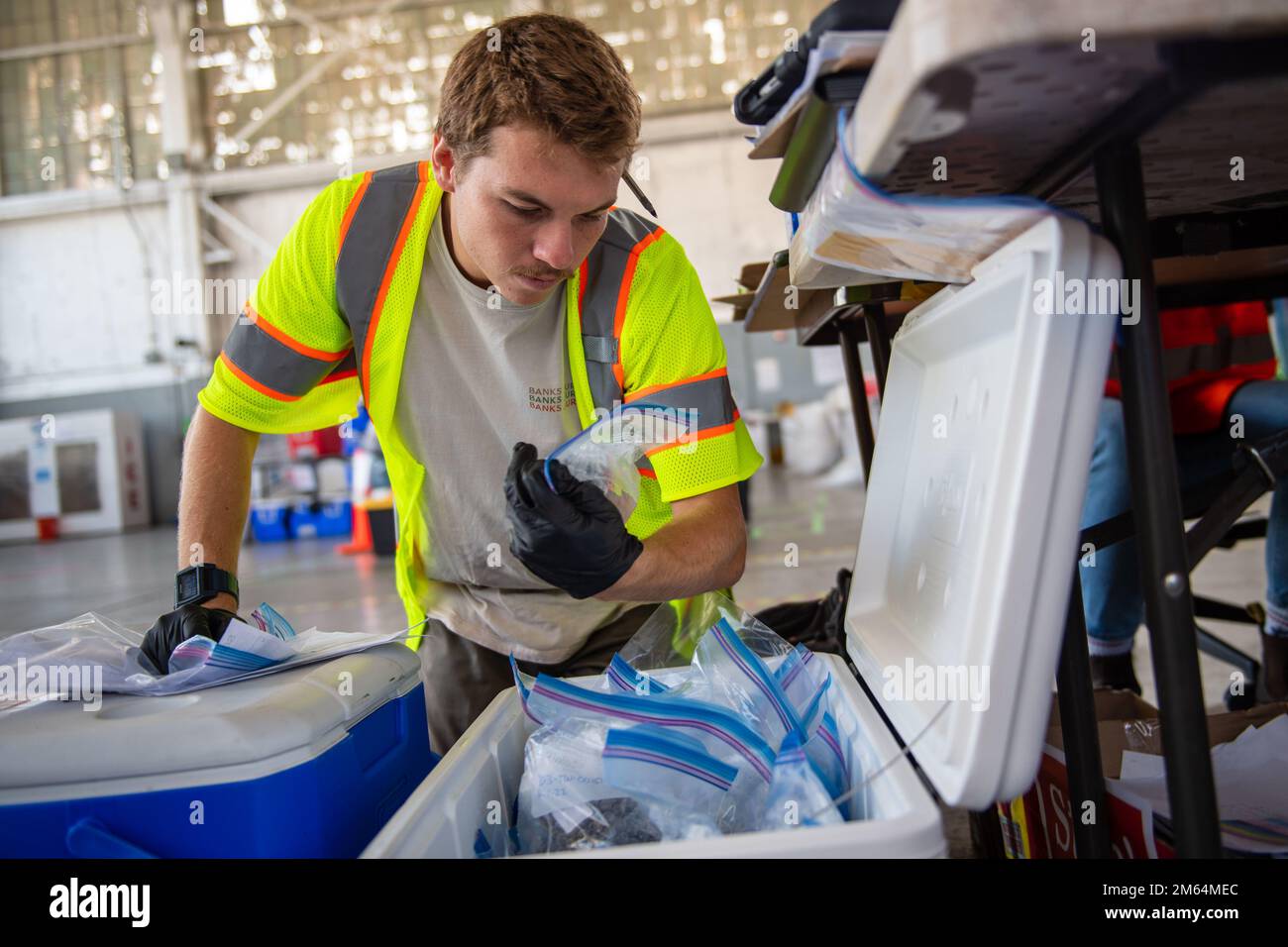 BASE COMUNE PEARL HARBOR-HICKAM, Hawaii (1 aprile 2022) Nate Hogsten, un appaltatore Naval Facilities Engineering Systems Command, verifica i campioni di acqua dal Centro di sviluppo principale del bambino di Hickam per la spedizione come parte di un piano approvato interagenzia per il monitoraggio a lungo termine dell'acqua potabile. Gli Stati Uniti La Marina continua a lavorare con organizzazioni federali, statali e locali per sostenere famiglie e residenti, condurre il monitoraggio a lungo termine del sistema idrico della Marina e lavorare per risanare il pozzo di Red Hill e l'area circostante. Per informazioni dettagliate, visitare il sito Web www.navy.mil/jointbasewater. Foto Stock