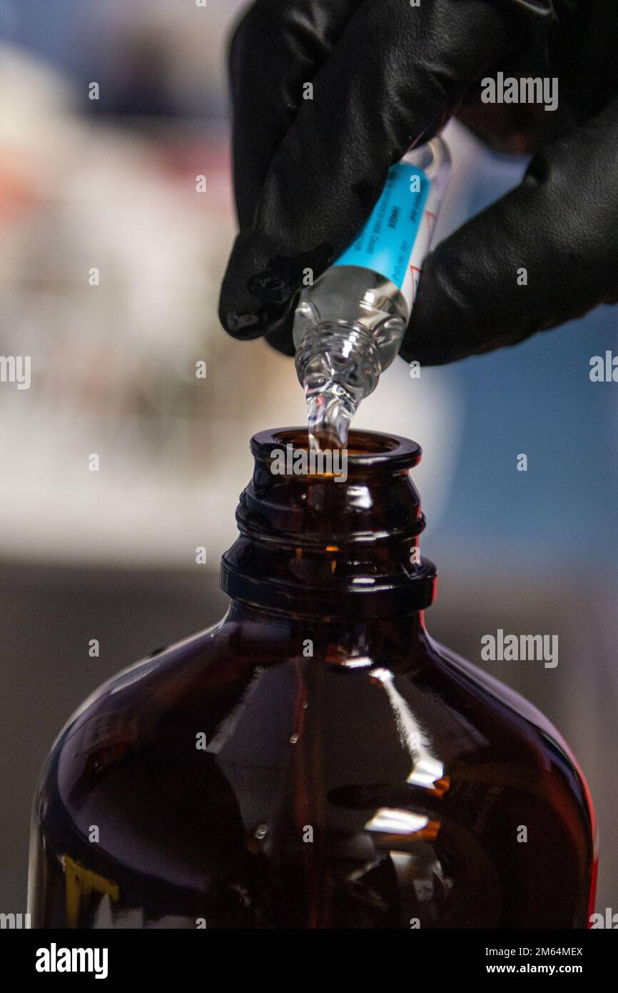 BASE COMUNE PEARL HARBOR-HICKAM, Hawaii (1 aprile 2022) Un appaltatore del comando Naval Facilities Engineering Systems raccoglie un campione dal Centro principale di sviluppo del bambino di Hickam come parte di un piano approvato interagenzia per il monitoraggio a lungo termine dell'acqua potabile. Gli Stati Uniti La Marina continua a lavorare con organizzazioni federali, statali e locali per sostenere famiglie e residenti, condurre il monitoraggio a lungo termine del sistema idrico della Marina e lavorare per risanare il pozzo di Red Hill e l'area circostante. Per informazioni dettagliate, visitare il sito Web www.navy.mil/jointbasewater. Foto Stock