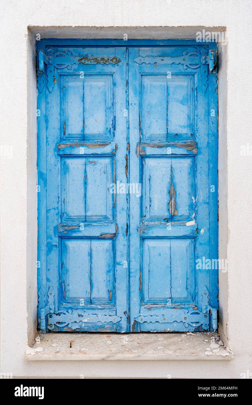 Santorini Grecia, vecchia porta blu rustica sbiadita sull'isola di Santorini Grecia, i colori greci tradizionali la luce del sole svaniscono le isole greche Foto Stock