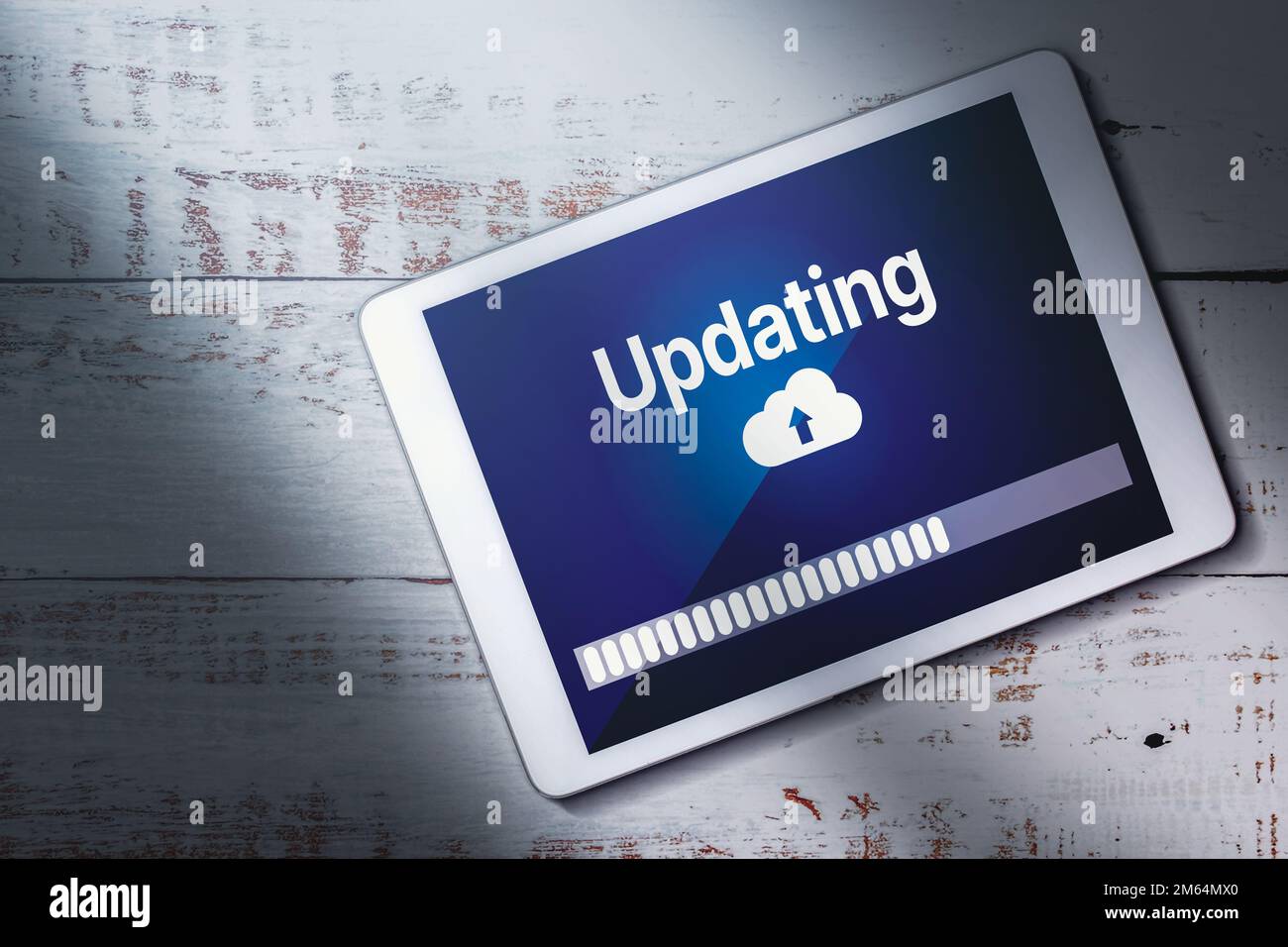 Vista dall'alto della schermata di aggiornamento del software del tablet digitale. Ingegnere di sistema e programmazione. Sviluppatore di applicazioni software. Foto Stock