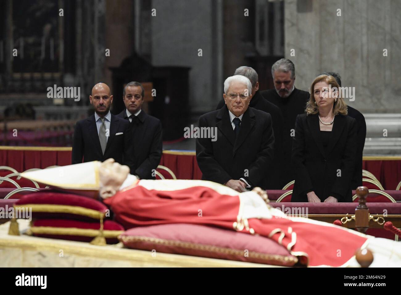 Città del Vaticano, Città del Vaticano. 02nd Jan, 2023. Il Presidente della Repubblica Italiana Sergio Mattarella rende omaggio al Papa Emerito Benedetto XVI che si trova in stato all'interno di San Basilica di Pietro in Vaticano, lunedì 2 gennaio 2023. Morì sabato 31 dicembre 2022 e il suo funerale si terrà giovedì 5 gennaio 2023. Foto di Stefano Spaziani/ Credit: UPI/Alamy Live News Foto Stock