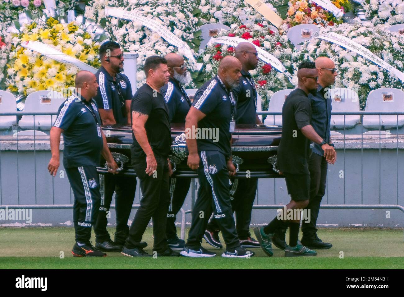 Santos, Brasile. 02nd Jan, 2022. La bara contenente il corpo del calcio brasiliano grande Pelé è trasportato nello stadio Vila Belmiro. I tifosi potranno salutare la leggenda brasiliana del calcio Pele al risveglio allo stadio del Santos FC di lunedì (02 gennaio 2023). L'eccezionale calciatore Pele morì il 29.12.2022 all'età di 82 anni a Sao Paulo. Credit: Lincon Zarbietti/dpa/Alamy Live News Foto Stock