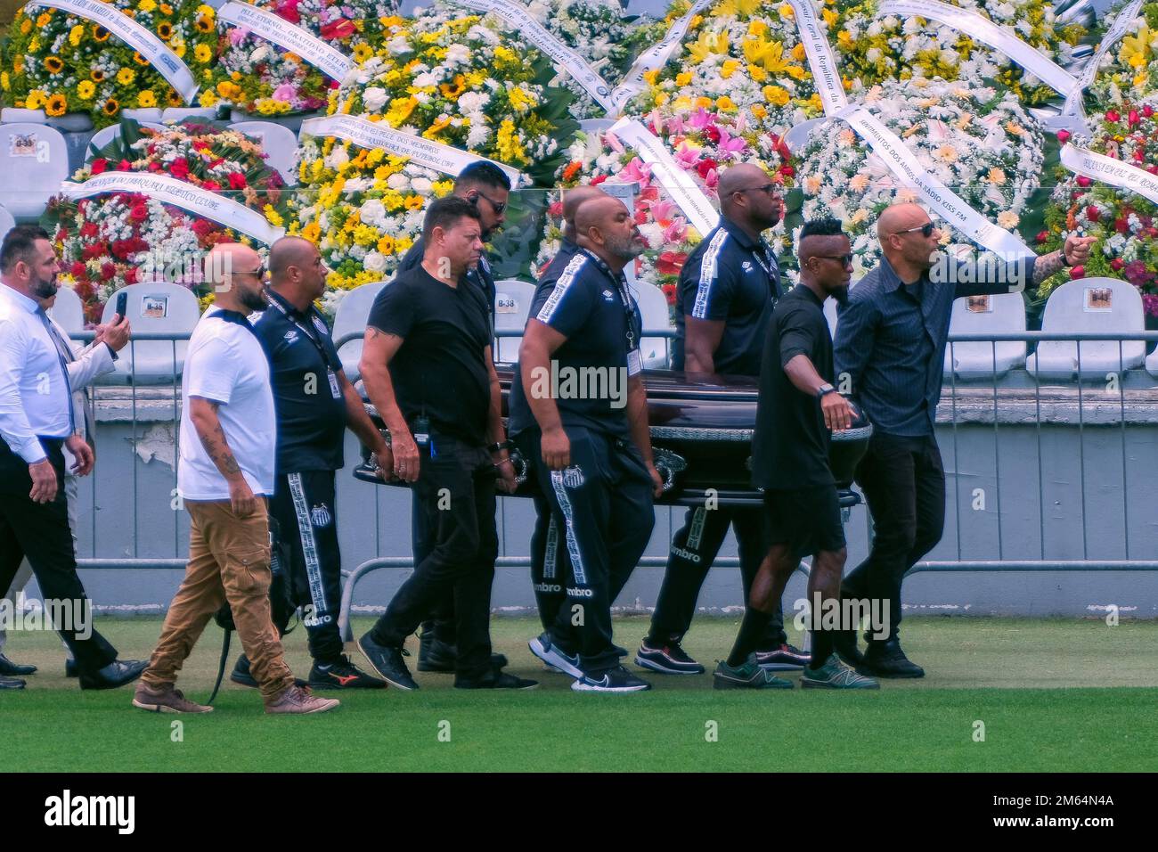 Santos, Brasile. 02nd Jan, 2022. La bara contenente il corpo del calcio brasiliano grande Pelé è trasportato nello stadio Vila Belmiro. I tifosi potranno salutare la leggenda brasiliana del calcio Pele al risveglio allo stadio del Santos FC di lunedì (02 gennaio 2023). L'eccezionale calciatore Pele morì il 29.12.2022 all'età di 82 anni a Sao Paulo. Credit: Lincon Zarbietti/dpa/Alamy Live News Foto Stock