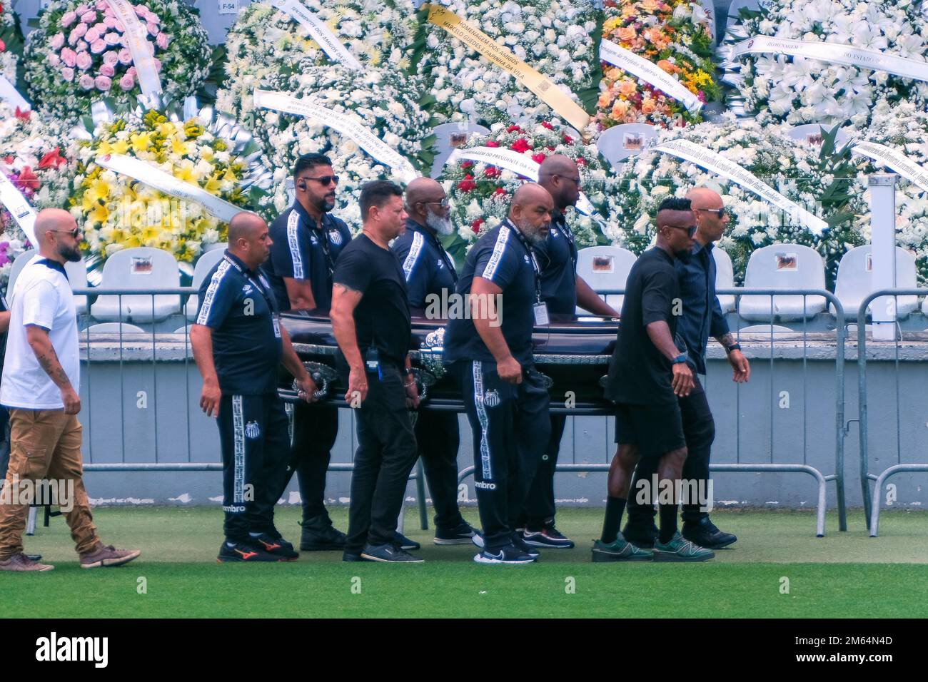 Santos, Brasile. 02nd Jan, 2022. La bara contenente il corpo del calcio brasiliano grande Pelé è trasportato nello stadio Vila Belmiro. I tifosi potranno salutare la leggenda brasiliana del calcio Pele al risveglio allo stadio del Santos FC di lunedì (02 gennaio 2023). L'eccezionale calciatore Pele morì il 29.12.2022 all'età di 82 anni a Sao Paulo. Credit: Lincon Zarbietti/dpa/Alamy Live News Foto Stock