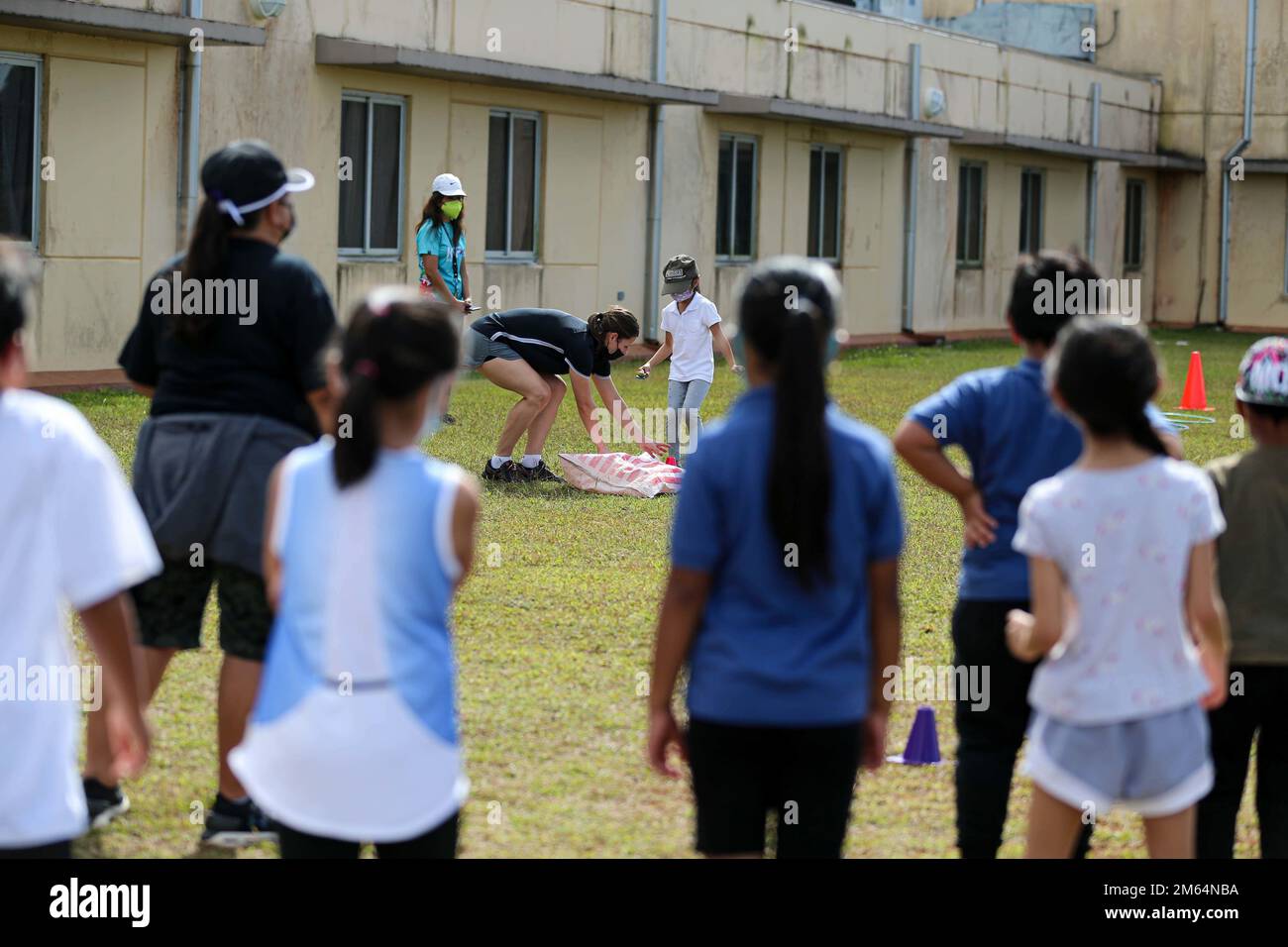 STATI UNITI Ashley Robert, il giudice del personale difensore della base del corpo dei Marine (MCB) Camp Blaz, assiste con una corsa di sacchi alla scuola elementare di Liguan durante un evento Field Day a Dededo, Guam, 1 aprile 2022. Marines della base ha assistito la scuola nel facilitare le varie corse di staffetta come opportunità per interagire con la comunità locale e continuare a promuovere il rapporto tra il corpo Marino e la Scuola elementare Liguana. Foto Stock