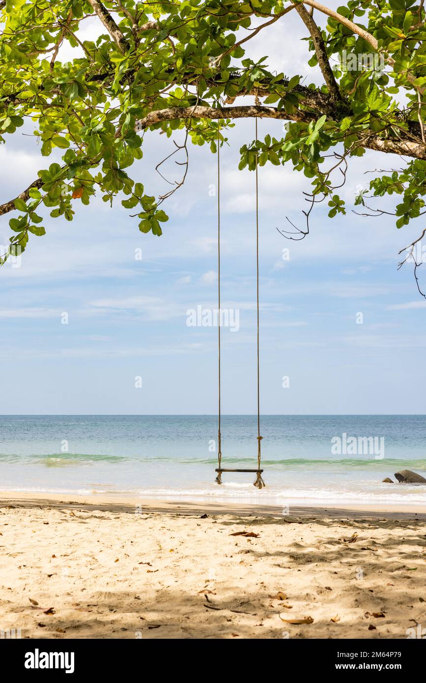 Un'altalena a Small Sandy Beach nel Parco Nazionale di Lamrus, Khao Lak, Thailandia. Mare delle Andamane. Foto Stock
