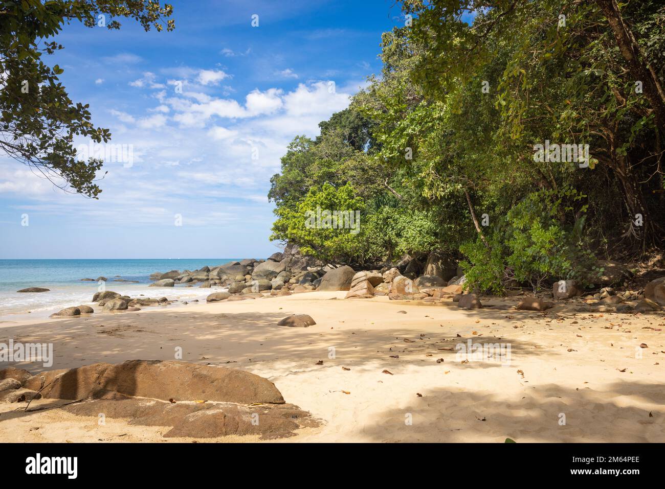 Piccola spiaggia di sabbia nel Parco Nazionale di Lamrus, Khao Lak, Thailandia. Mare delle Andamane. Foto Stock