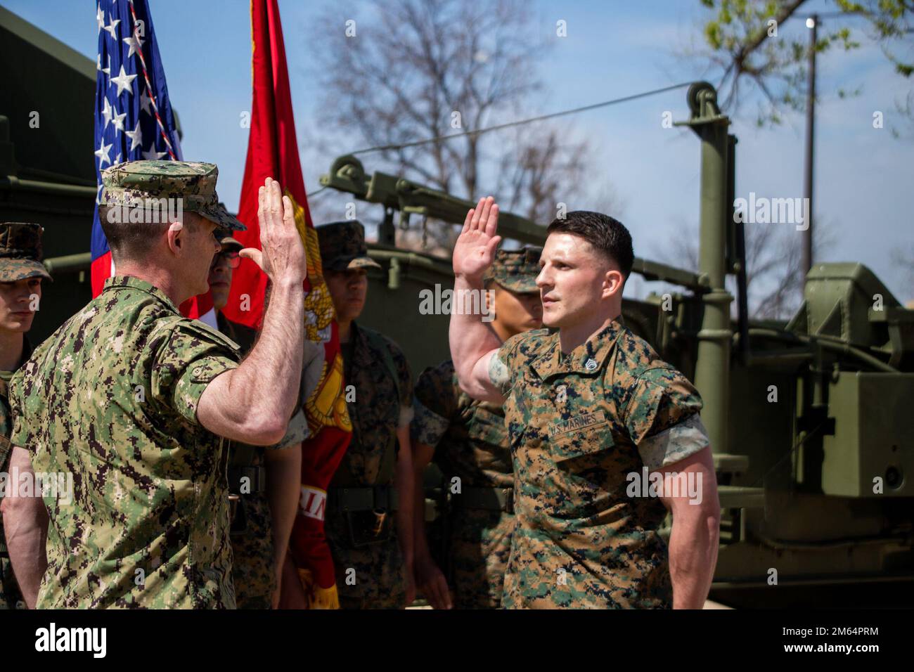 2nd il Lt. Kaleb Smith è stato commissionato durante una cerimonia a Fort Sill nell'aprile 1. Smith fu commissionato di fronte a Atomic Annie dal Capt. Paul Young, comandante del programma ROTC navale di OU. Foto Stock