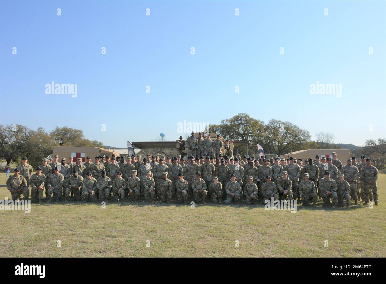 Oltre 160 quadri e una bacheca di test guidata dal presidente della bacheca di test col. Johnny Paul, ha sostenuto fino a 104 candidati assegnati a vari comandi di medicina dell'esercito durante un evento di test Expert Field Medical Badge (EFMB) di due settimane condotto dagli Stati Uniti Army Medical Center of Excellence (MEDCoE) presso la base militare di San Antonio Camp Bullis, Texas. I membri del cadre e della bacheca di test sono stati raffigurati dopo la cerimonia di premiazione e la laurea dell'EFMB, il 1 aprile presso il Camp Bullis Parade Field. Foto Stock