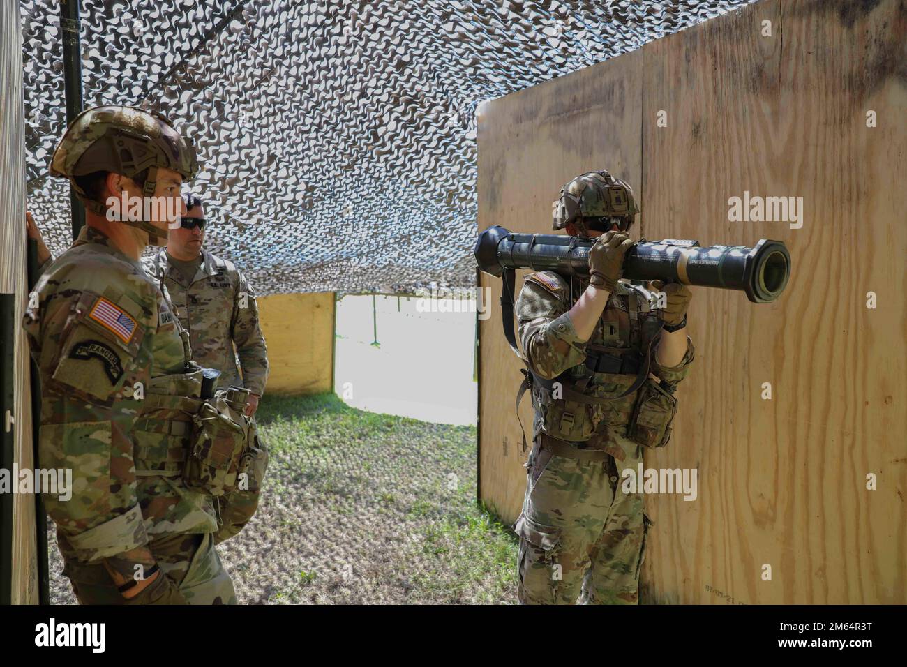 STATI UNITI Jefferey Dannemiller (a sinistra) e Daniel Frasch, il 1st Lt., si accerchiano i passi per sparare l'arma antiarmamento per luce di spazio confinato M136E1 AT4-CS durante l'addestramento del badge di fanteria esperto su Fort Stewart, Georgia, 1 aprile 2022. Dannemiller e Frasch rappresenteranno la 3rd° Divisione Fanteria nel Concorso migliore Ranger dell’Esercito il 8-11 aprile a Fort Benning, Georgia. Foto Stock