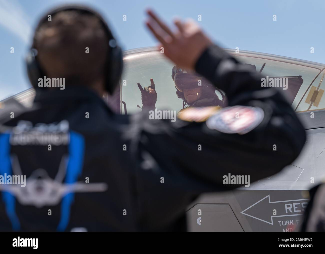 STATI UNITI Matthew Spear, F-35A Lightning II Demonstration Team Chief equipaggio, segnala al maggiore Kristin Wolfe, F-35A Lightning II Demonstration Team Pilot and Commander, prima di una dimostrazione aerea al Wings Over South Texas Air Show tenutosi sulla Naval Air Station Kingsville, Texas, il 1st aprile 2022. Il team dimostrativo F-35A è un team dimostrativo a nave singola Air Combat Command che si reca a spettacoli aerei in tutto il paese. Foto Stock