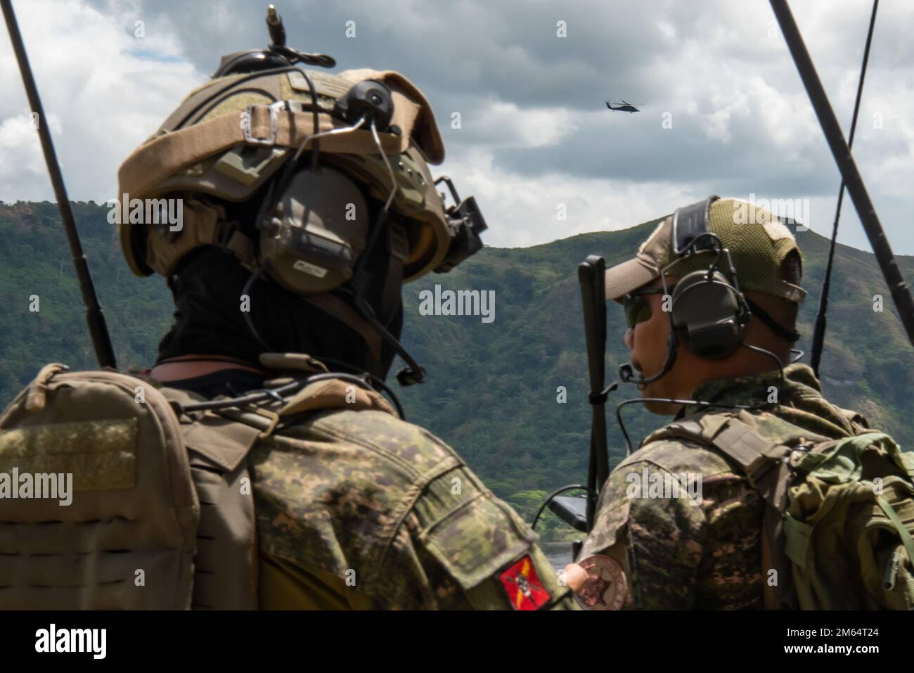 I controllori dell'aria di combattimento delle forze aeree filippine coordinano lo spazio aereo durante l'esercitazione Balikatan 22 al colonnello Ernesto Rabina Air base, Tarlac, Filippine, 1 aprile 2022. Balikatan è un esercizio annuale tra le forze Armate delle Filippine e l'esercito degli Stati Uniti progettato per rafforzare l'interoperabilità bilaterale, le capacità, la fiducia e la cooperazione costruita nel corso di decenni di esperienze condivise. Balikatan 22 è l'iterazione del 37th dell'esercizio e coincide con il 75th° anniversario della cooperazione di sicurezza USA-Filippine. Foto Stock