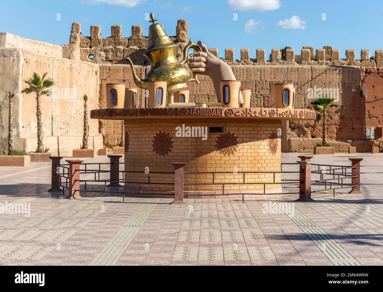 Grande monumento scultura tea pot, Taroudant, Sous Valley, Marocco, Nord Africa Foto Stock