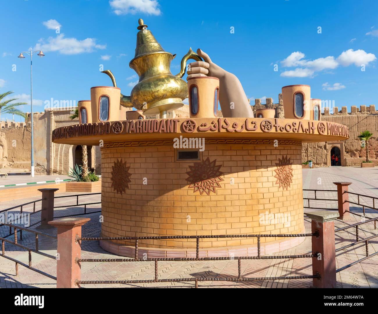Grande monumento scultura tea pot, Taroudant, Sous Valley, Marocco, Nord Africa Foto Stock