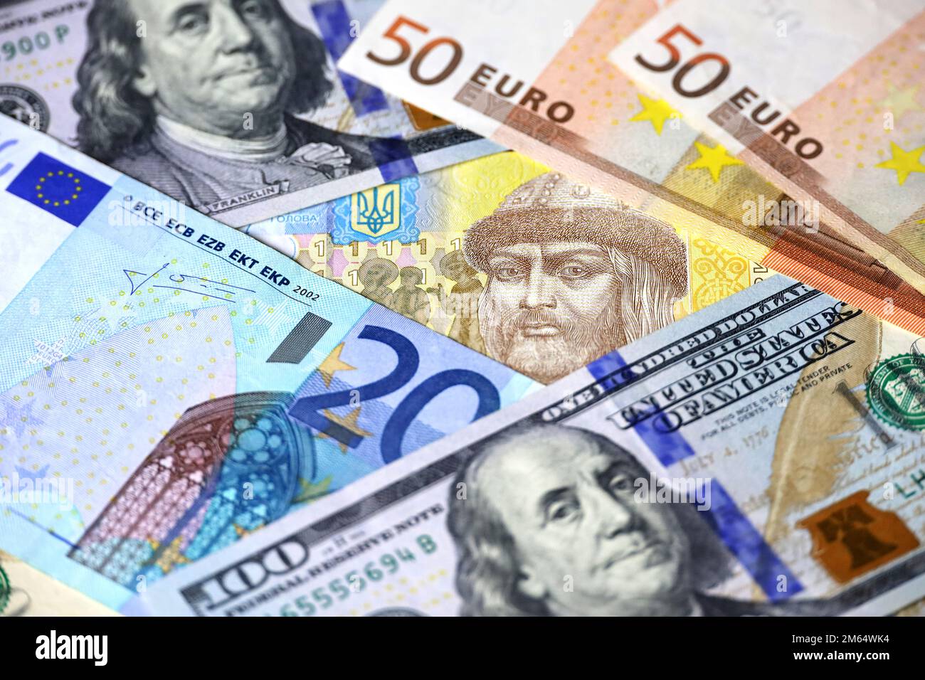 L'hryvnia Ucraina è circondata da banconote in euro e in dollari statunitensi. Concetto di assistenza europea e americana all'Ucraina, tasso di cambio Foto Stock