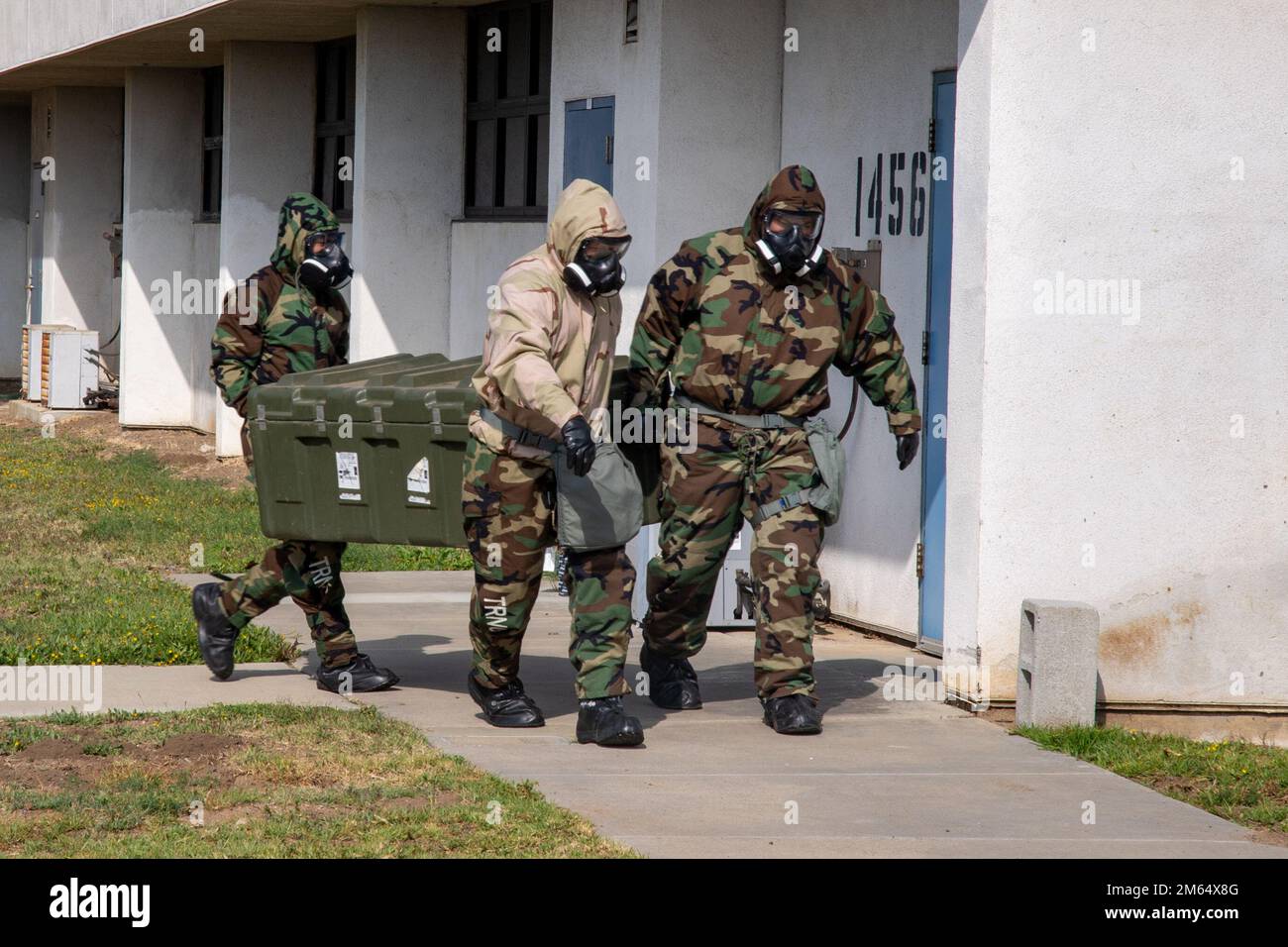 220401-N-PG340-1138 PORTA HUENEME, CALIFORNIA (1 aprile 2022) Stati Uniti Navy Seabee con Naval Mobile Construction Battalion (NMCB) 5 simulano la decontaminazione chimica, biologica e radiologica durante la formazione a bordo della base navale Ventura County Port Hueneme, California. NMCB-5 è homeported fuori da Port Hueneme. Si allenano su costruzioni di alta qualità, logistica di spedizione e operazioni di combattimento per eseguire progetti di costruzione e ingegneria per le principali operazioni di combattimento, la risposta ai disastri e l'assistenza umanitaria. Foto Stock