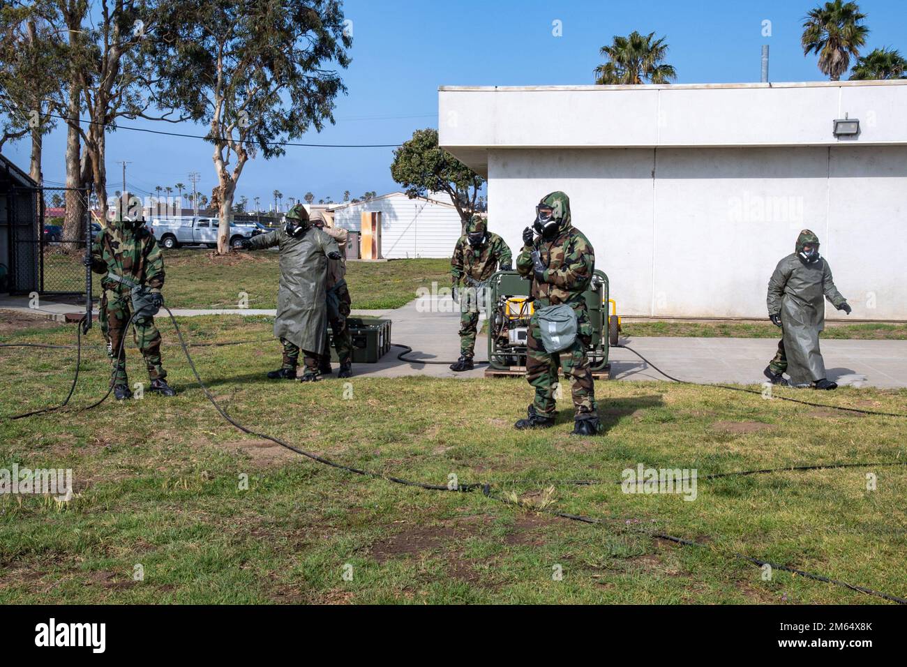 220401-N-PG340-1164 PORTA HUENEME, CALIFORNIA (1 aprile 2022) Stati Uniti Navy Seabee con Naval Mobile Construction Battalion (NMCB) 5 simulano la decontaminazione chimica, biologica e radiologica durante la formazione a bordo della base navale Ventura County Port Hueneme, California. NMCB-5 è homeported fuori da Port Hueneme. Si allenano su costruzioni di alta qualità, logistica di spedizione e operazioni di combattimento per eseguire progetti di costruzione e ingegneria per le principali operazioni di combattimento, la risposta ai disastri e l'assistenza umanitaria. Foto Stock