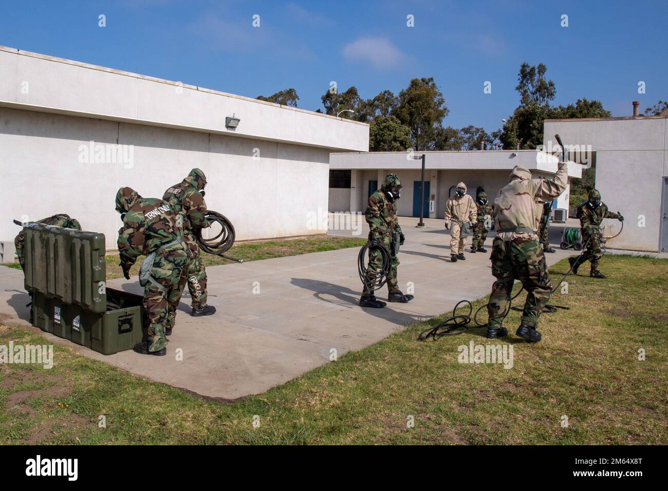 220401-N-PG340-1145 PORTA HUENEME, CALIFORNIA (1 aprile 2022) Stati Uniti Navy Seabee con Naval Mobile Construction Battalion (NMCB) 5 simulano la decontaminazione chimica, biologica e radiologica durante la formazione a bordo della base navale Ventura County Port Hueneme, California. NMCB-5 è homeported fuori da Port Hueneme. Si allenano su costruzioni di alta qualità, logistica di spedizione e operazioni di combattimento per eseguire progetti di costruzione e ingegneria per le principali operazioni di combattimento, la risposta ai disastri e l'assistenza umanitaria. Foto Stock