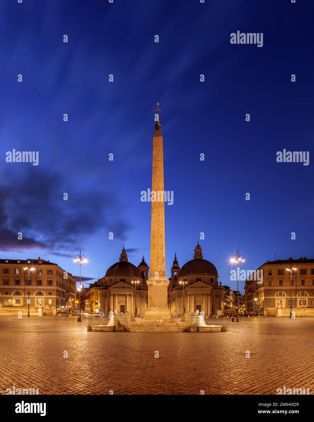 Piazza del Popolo a Roma, Italia con l'obelisco di notte. Foto Stock