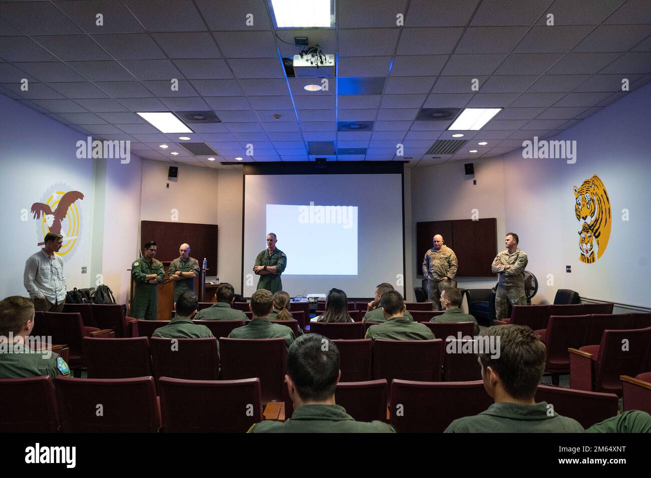 Air Commandos breve specializzato pilota corsi di formazione studenti sul loro specifico aereo e missione durante un evento di immersione 1 aprile 2022, presso Columbus Air Force base, Mississippi. Lo scopo dell'evento era quello di favorire le relazioni tra i nuovi Air Commandos e i membri esperti dell'equipaggio. Foto Stock