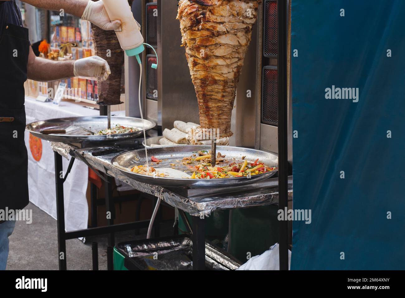 Tradizionale cibo turco Doner kebab in un vender di strada. Foto Stock