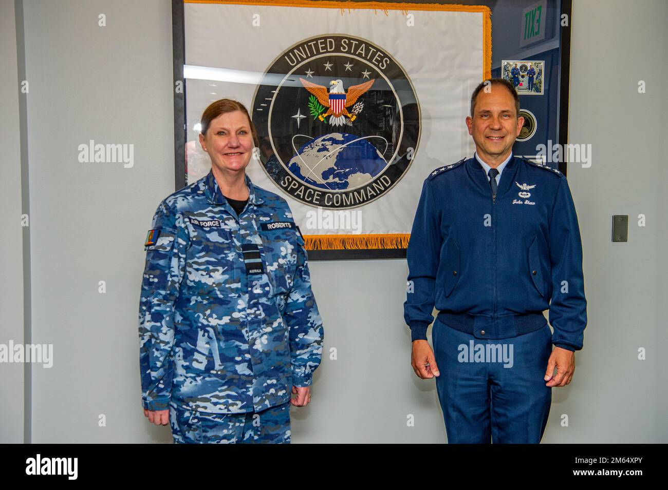 22041-N-TP834-1011 STATI UNITI Space Force Lt. Gen. John Shaw, USA Il Vice comandante del comando spaziale discute la storia della bandiera USSPACECOM con il Vice-Maresciallo aereo Catherine Roberts, Australia Defence Space Command Commander, 1 aprile 2022, presso la sede di USSPACECOM. La bandiera USSPACECOM è stata volata sulla Stazione spaziale Internazionale, il 29 agosto 2019, ed è stata data al comando dagli Stati Uniti L'astronauta dell'aeronautica col. Nick Hague e gli Stati Uniti Astronauta dell'esercito Andrew Morgan. Il comando dello spazio di difesa, che si è alzato nel marzo 2022, condurrà la pianificazione strategica dello spazio, assisterà nello sviluppo della rifinitura di Foto Stock