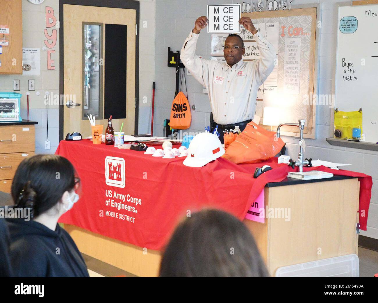 James Hathorn, Stati Uniti Army Corps of Engineers Mobile District, capo della sezione Gestione delle acque, gioca un gioco interattivo con gli studenti durante una giornata di carriera alla Spanish Fort Middle School di Spanish Fort, Alabama, 1 aprile 2022. Hathorn ha utilizzato giochi interattivi e altre attività per spiegare loro come una carriera nel campo dell'ingegneria e con l'USACE può essere divertente ed emozionante. Foto Stock