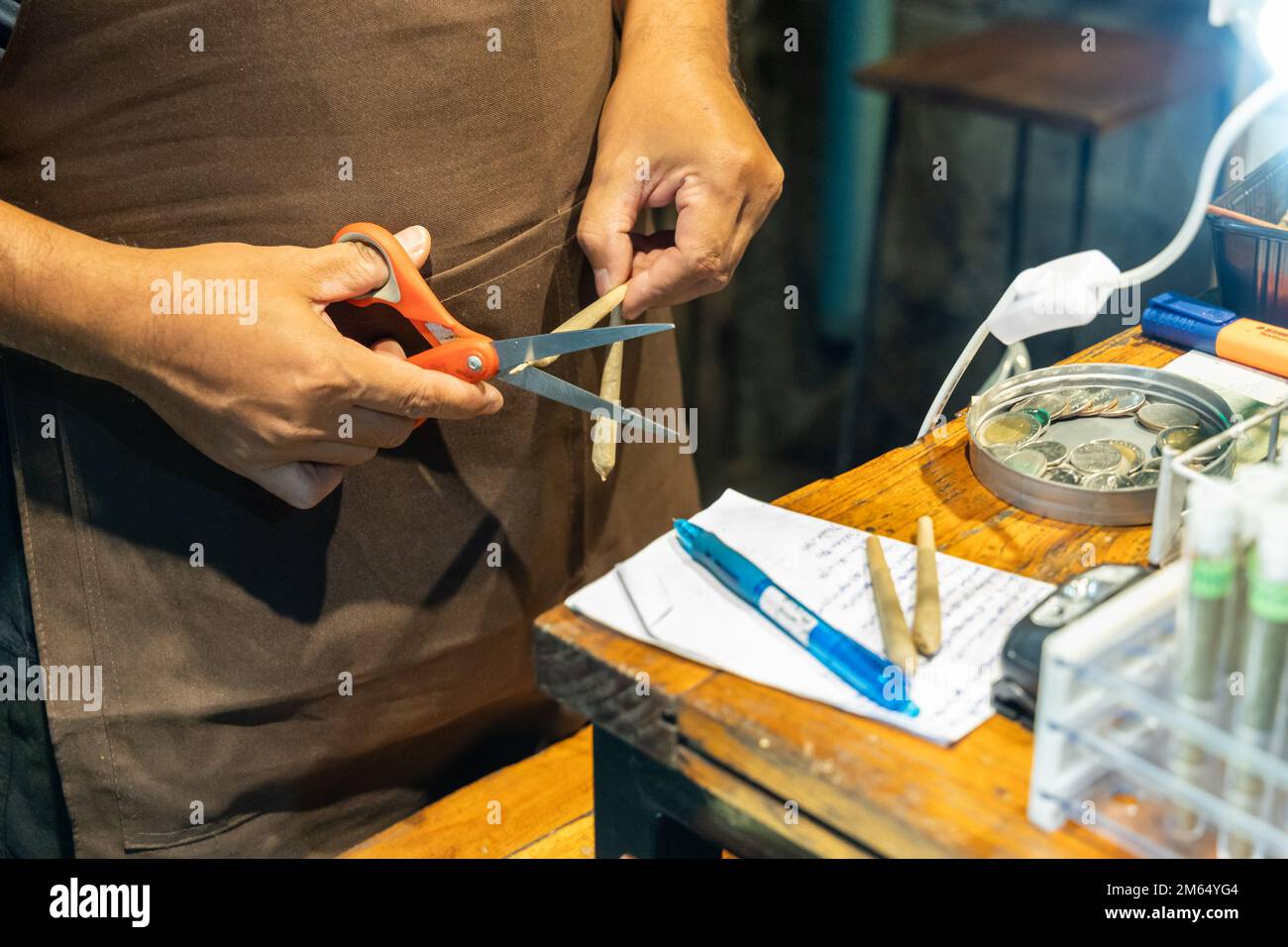 Persona che prepara la sigaretta di cannabis in un negozio in Thailandia dove la cannabis ricreativa è legale Foto Stock