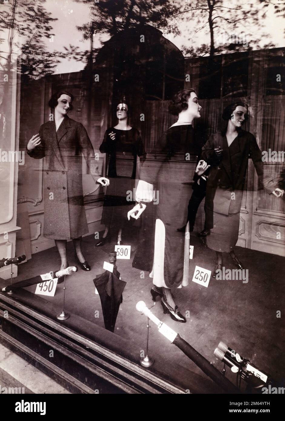 Eugène Atget (francese, 1857-1927) Francese - Storefront, avenue des Gobelins, 1925 Foto Stock