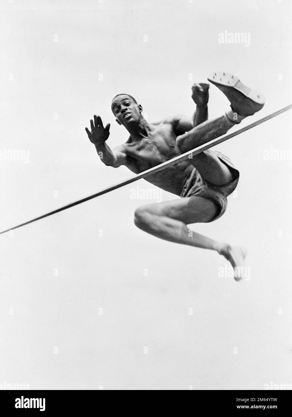 Cornelius Johnson (1913-1946), vincitore della medaglia d'oro alle Olimpiadi di Berlino del 1936, in un salto di qualità Foto Stock