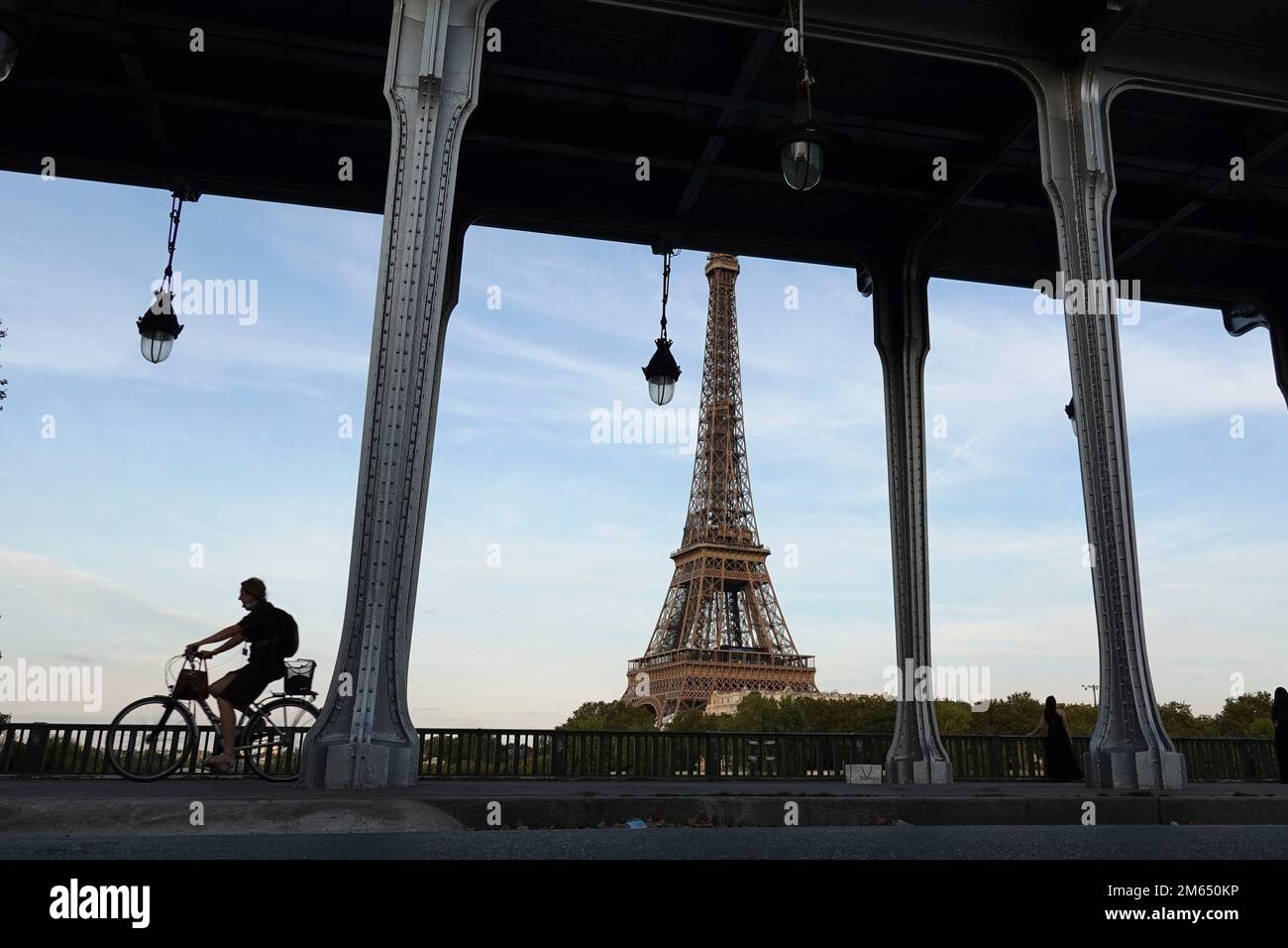 Francia, Parigi, Ponte di Bir Hakeim e Torre Eiffel Foto © Fabio Mazzarella/Sintesi/Alamy Stock Photo Foto Stock